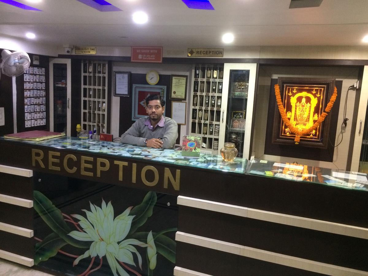 Oyo 16064 Tirupati Lodge Siliguri Exteriör bild