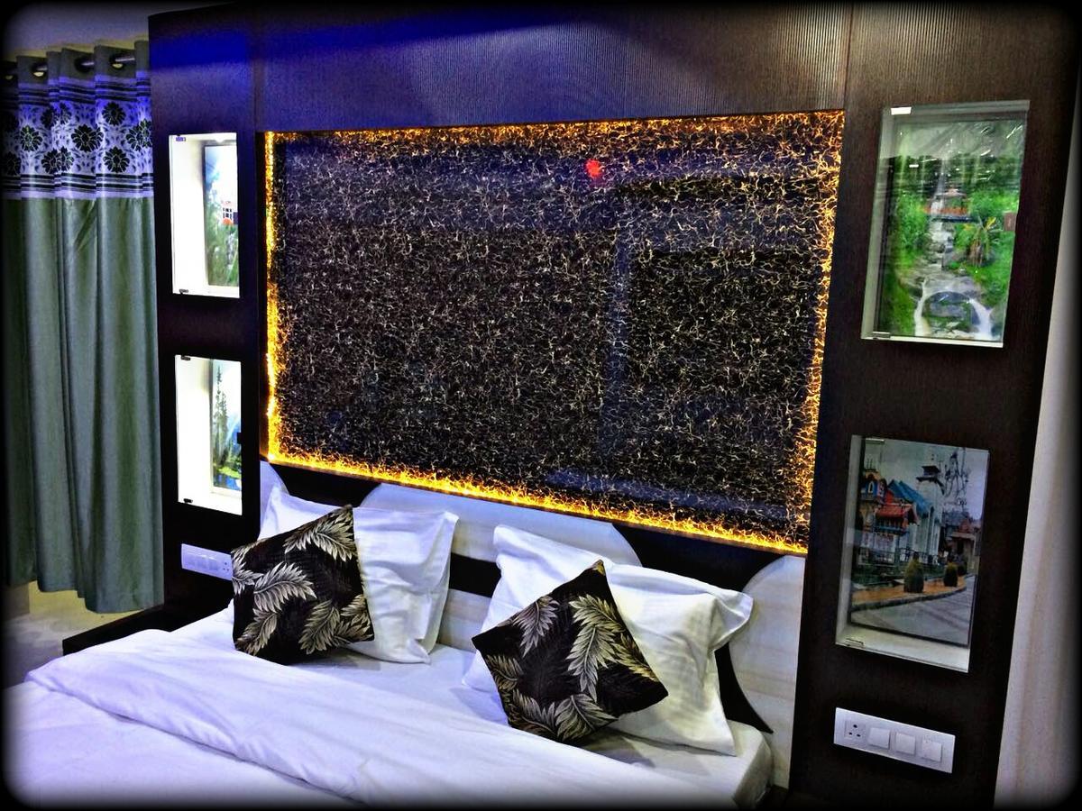 Oyo 16064 Tirupati Lodge Siliguri Exteriör bild